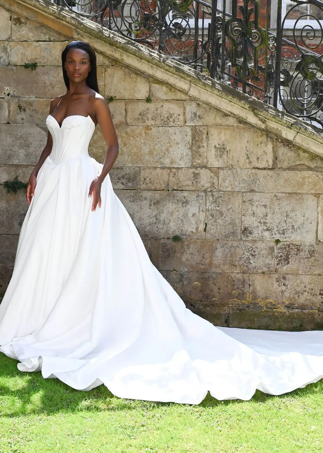 HOW TO CHOOSE YOUR PERFECT WEDDING DRESS TO FLATTER YOUR FIGURE! Background