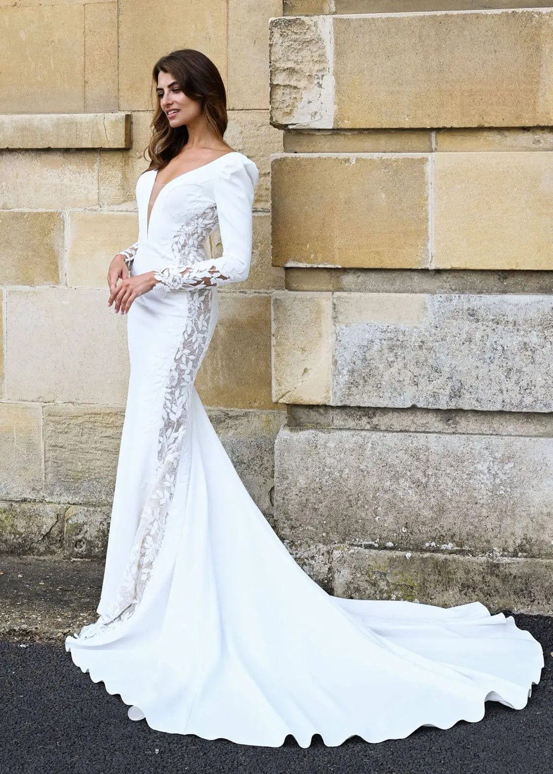 HOW TO CHOOSE YOUR PERFECT WEDDING DRESS TO FLATTER YOUR FIGURE! Background